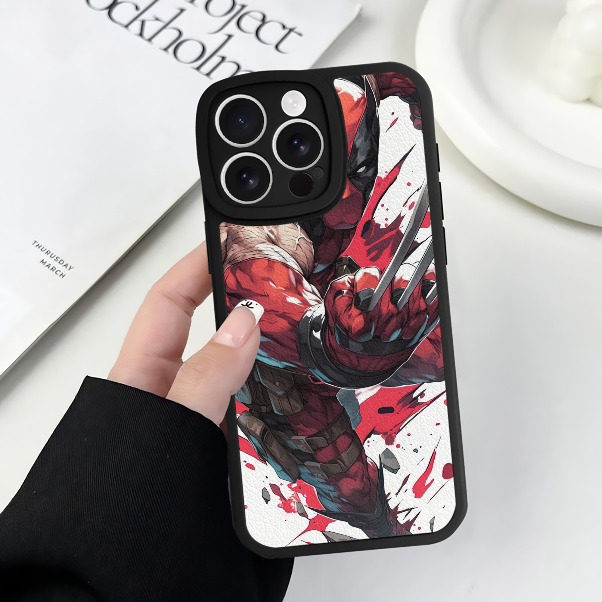（画像用） Deadpool デッドプール 【iPhone 16シリーズ対応】シリコンスマホケース（レザー調） 材質：シリコン